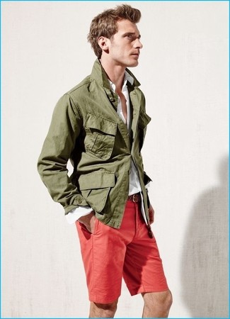 С чем носить темно-зеленую куртку в стиле милитари мужчине лето: Темно-зеленая куртка в стиле милитари в сочетании с красными шортами поможет создать модный мужской лук. Пережить мучительную летнюю жару гораздо легче, когда на тебе такое сочетание одежды.