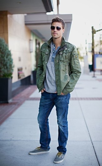 Как носить темно-синие джинсы с серыми плимсоллами мужчине: Дуэт оливковой куртки в стиле милитари и темно-синих джинсов в мужском образе позволит создать ощущение "элегантной свободы". В сочетании с этим ансамблем наиболее удачно смотрятся серые плимсоллы.