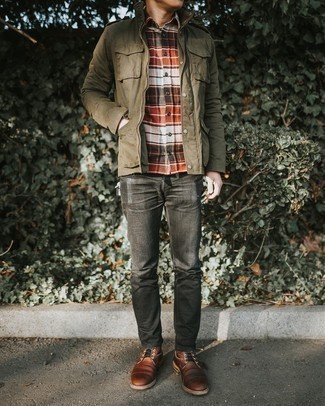 С чем носить темно-серые рваные джинсы в 30 лет мужчине: Если ты ценишь комфорт и функциональность, оливковая куртка в стиле милитари и темно-серые рваные джинсы — классный вариант для расслабленного мужского лука на каждый день. Любители свежих идей могут завершить лук темно-коричневыми кожаными повседневными ботинками, тем самым добавив в него толику изысканности.