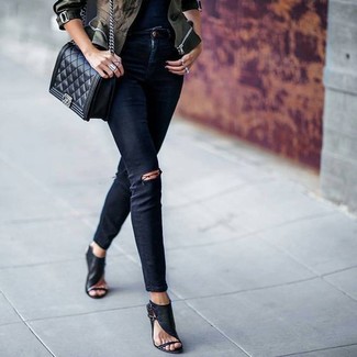 Модный лук: оливковая куртка в стиле милитари с камуфляжным принтом, черные рваные джинсы скинни, черные кожаные босоножки на каблуке, черная кожаная стеганая сумка через плечо