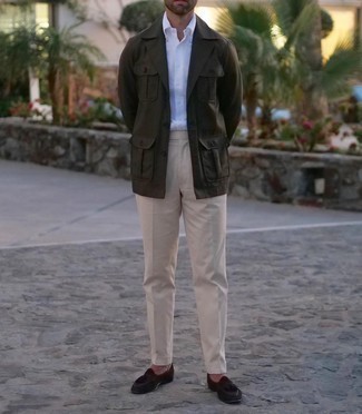 Модный лук: оливковая куртка-рубашка, белая классическая рубашка, бежевые классические брюки, темно-коричневые замшевые лоферы с кисточками