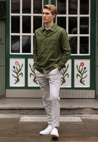 С чем носить темно-зеленую куртку-рубашку в 20 лет мужчине: Нравится выглядеть солидно? Тогда дуэт темно-зеленой куртки-рубашки и серых брюк чинос создано для тебя. Ты сможешь легко приспособить такой образ к повседневным делам, надев белыми кожаными низкими кедами.