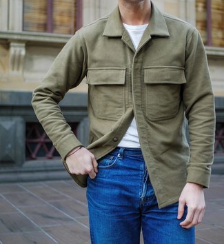 С чем носить темно-бирюзовую куртку-рубашку мужчине в стиле кэжуал: Темно-бирюзовая куртка-рубашка и синие джинсы — отличный выбор, если ты хочешь составить простой, но в то же время модный мужской лук.