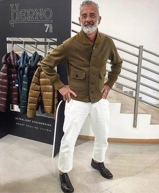 Какие оксфорды носить с белыми брюками чинос за 50 лет: Дуэт оливковой шерстяной куртки-рубашки и белых брюк чинос выглядит очень выигрышно, разве не так? Опасаешься выглядеть несерьезно? Закончи этот лук оксфордами.