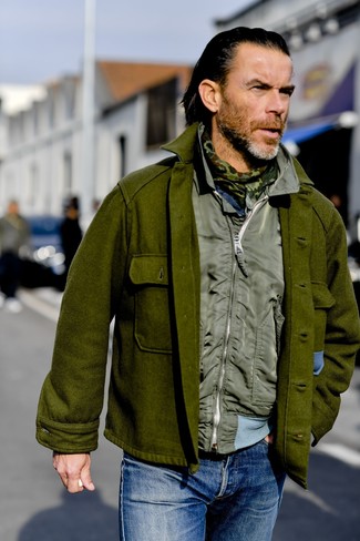 С чем носить темно-зеленый шарф за 40 лет мужчине в стиле смарт-кэжуал: Оливковая шерстяная куртка-рубашка и темно-зеленый шарф — прекрасный вариант для активного выходного дня.