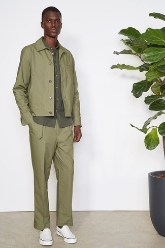 С чем носить темно-зеленую куртку-рубашку в 20 лет мужчине: Лук из темно-зеленой куртки-рубашки и оливковых брюк чинос — превосходный пример современного городского стиля. Что касается обуви, можешь отдать предпочтение удобству и выбрать белые низкие кеды из плотной ткани.