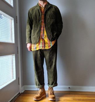 С чем носить разноцветную рубашку с коротким рукавом в 30 лет мужчине в теплую погоду в стиле смарт-кэжуал: Лук из разноцветной рубашки с коротким рукавом и оливковых вельветовых брюк чинос вдохновляет на проявление личного стиля. Такой лук обретает новое прочтение в паре с светло-коричневыми замшевыми повседневными ботинками.