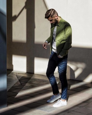 С чем носить серый свитшот в 30 лет мужчине: Комбо из серого свитшота и темно-синих джинсов продолжает нравиться стильным мужчинам. В паре с этим ансамблем наиболее уместно выглядят белые низкие кеды.