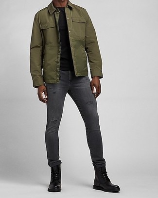 Как носить темно-зеленую куртку-рубашку с темно-серыми джинсами в 20 лет мужчине: Темно-зеленая куртка-рубашка и темно-серые джинсы — великолепная формула для воплощения приятного и простого лука. В паре с этим луком наиболее гармонично будут выглядеть черные кожаные повседневные ботинки.