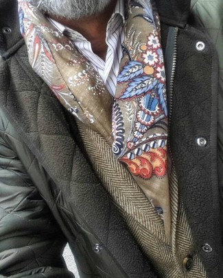 С чем носить темно-коричневый шерстяной пиджак с узором "в ёлочку" мужчине в прохладную погоду в стиле смарт-кэжуал: Темно-коричневый шерстяной пиджак с узором "в ёлочку" в сочетании с оливковой стеганой курткой с воротником и на пуговицах — интересный вариант для офиса.