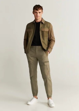 С чем носить светло-коричневые брюки карго: Оливковая куртка харрингтон и светло-коричневые брюки карго — беспроигрышный образ, если ты ищешь простой, но в то же время стильный мужской образ. Вкупе с этим образом органично смотрятся белые низкие кеды из плотной ткани.