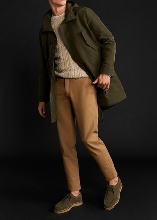 С чем носить светло-коричневый вязаный свитер в 30 лет мужчине в прохладную погоду: Если превыше всего ты ценишь удобство и функциональность, попробуй сочетание светло-коричневого вязаного свитера и светло-коричневых брюк чинос. Пара оливковых замшевых ботинок дезертов чудесно подойдет к остальным вещам из ансамбля.