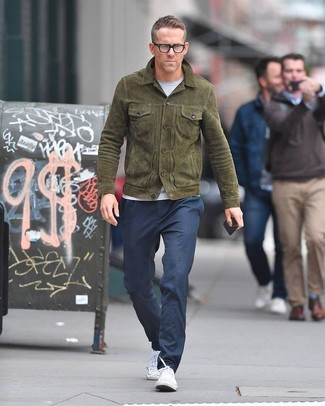 Как Ryan Reynolds носит Оливковая замшевая полевая куртка, Белая футболка с круглым вырезом, Темно-синие брюки чинос, Белые низкие кеды из плотной ткани