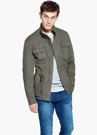 С чем носить темно-зеленую полевую куртку: Дуэт темно-зеленой полевой куртки и синих джинсов позволит создать нескучный мужской лук в расслабленном стиле.