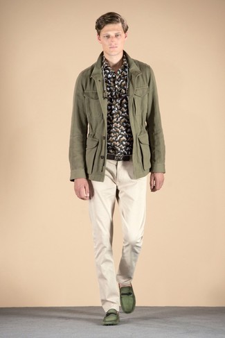 Модный лук: оливковая полевая куртка, темно-серая рубашка с длинным рукавом с камуфляжным принтом, бежевые брюки чинос, зеленые кожаные мокасины