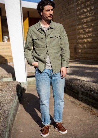 С чем носить темно-зеленую рубашку за 40 лет мужчине в стиле кэжуал: Темно-зеленая рубашка и голубые джинсы позволят создать нескучный и стильный лук. Если ты любишь смелые настроения в своих ансамблях, закончи этот коричневыми кожаными низкими кедами.