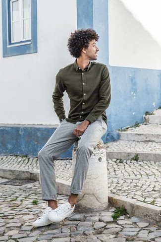 Модный лук: оливковая рубашка с длинным рукавом, серые брюки чинос, белые низкие кеды из плотной ткани