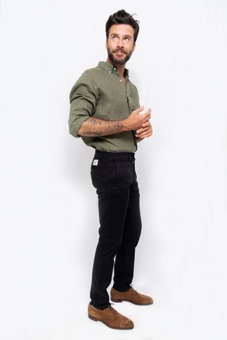 Как носить брюки чинос с оксфордами: Оливковая рубашка с длинным рукавом и брюки чинос будут стильно смотреться в стильном гардеробе самых взыскательных парней. В паре с оксфордами такой лук выглядит особенно выгодно.