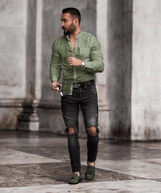 Модный лук: оливковая рубашка с длинным рукавом, черные рваные зауженные джинсы, темно-зеленые замшевые лоферы с кисточками, черный кожаный ремень