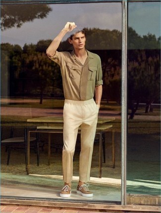 Модный лук: оливковая рубашка с коротким рукавом, бежевые брюки чинос, светло-коричневые низкие кеды из плотной ткани