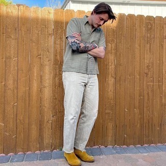 С чем носить табачные ботинки челси мужчине осень в стиле кэжуал: Сочетание оливковой рубашки с коротким рукавом и серых рваных джинсов - очень практично, и поэтому идеально для создания беззаботного повседневного  образа. Табачные ботинки челси добавят луку изысканности. Думается, это суперское решение в ласковый осенний денек.