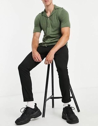 Как носить темно-зеленую рубашку с коротким рукавом с черными брюками чинос лето в стиле кэжуал: Темно-зеленая рубашка с коротким рукавом будет выглядеть прекрасно в паре с черными брюками чинос. Ты можешь легко адаптировать такой лук к повседневным делам, завершив его черными кроссовками. Пережить невозможный летний зной будет гораздо легче, если ты одет вот так.