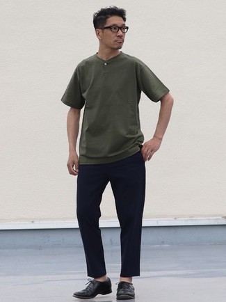С чем носить темно-зеленую футболку на пуговицах мужчине: Темно-зеленая футболка на пуговицах в сочетании с темно-синими брюками чинос поможет создать стильный мужской образ. Любишь эксперименты? Дополни лук черными кожаными оксфордами.