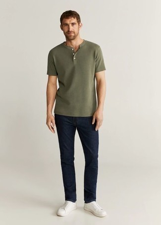 Какие джинсы носить с оливковой футболкой на пуговицах мужчине: Оливковая футболка на пуговицах и джинсы — беспроигрышный образ, если ты хочешь создать простой, но в то же время стильный мужской образ. В тандеме с этим луком наиболее уместно будут выглядеть белые низкие кеды из плотной ткани.