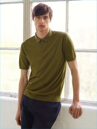 Модный лук: оливковая футболка-поло, темно-синие брюки чинос