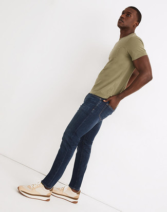 Как носить темно-синие джинсы с светло-коричневыми кроссовками мужчине лето: Комбо из оливковой футболки с круглым вырезом и темно-синих джинсов подчеркнет твою индивидуальность. Дополни ансамбль светло-коричневыми кроссовками, если боишься, что он получится слишком зализанным. Не стоит сбрасывать со счетов подобный образ, особенно если за окном больше 25 градусов тепла.