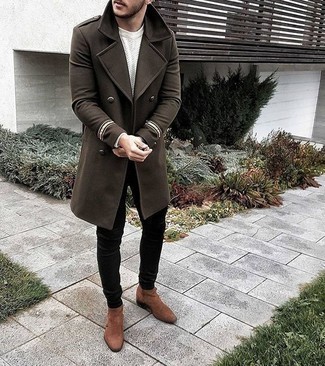 Как носить черные брюки с темно-коричневой обувью в 20 лет мужчине в холод в стиле смарт-кэжуал: Сочетание оливкового длинного пальто и черных брюк позволит создать интересный мужской лук в повседневном стиле. В сочетании с коричневыми замшевыми ботинками челси такой образ смотрится особенно выигрышно.