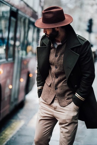 С чем носить табачную шерстяную шляпу мужчине в холод: Если ты запланировал сумасшедший день, сочетание оливкового длинного пальто и табачной шерстяной шляпы поможет составить комфортный лук в стиле casual.