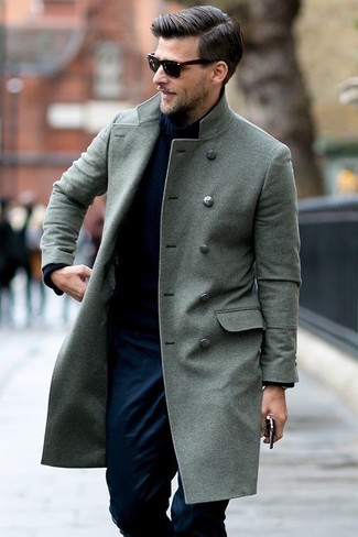 Какие длинные пальто носить с синей водолазкой в теплую погоду: Если ты из той когорты парней, которые разбираются в моде, тебе полюбится образ из длинного пальто и синей водолазки.