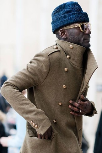 С чем носить оливковое длинное пальто в деловом стиле: Ты будешь выглядеть безупречно в оливковом длинном пальто.