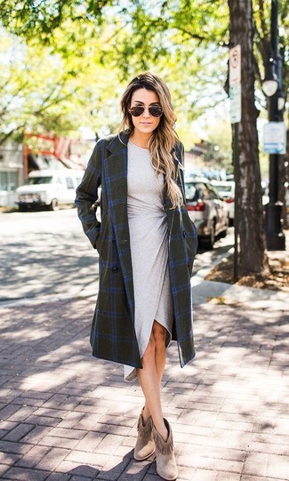 Как носить ботильоны с пальто в 30 лет в холод в стиле смарт-кэжуал: Пальто и серое облегающее платье — идеальный наряд, если ты ищешь простой, но в то же время модный образ. Вместе с этим образом чудесно смотрятся ботильоны.