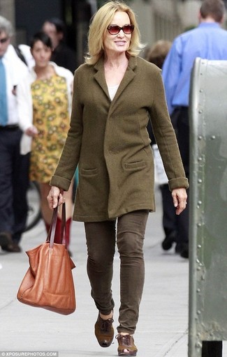С чем носить оксфорды за 60 лет женщине: Образ из оливкового пальто и оливковых джинсов позволит выглядеть аккуратно, но при этом подчеркнуть твою индивидуальность. В тандеме с этим луком чудесно будут выглядеть оксфорды.