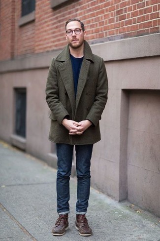 Как носить темно-синие джинсы с коричневыми кожаными рабочими ботинками в 30 лет мужчине в прохладную погоду: Если не представляешь, в чем пойти на учебу или на работу, оливковое полупальто и темно-синие джинсы — отличный выбор. Любители незаезженных вариантов могут завершить лук коричневыми кожаными рабочими ботинками.