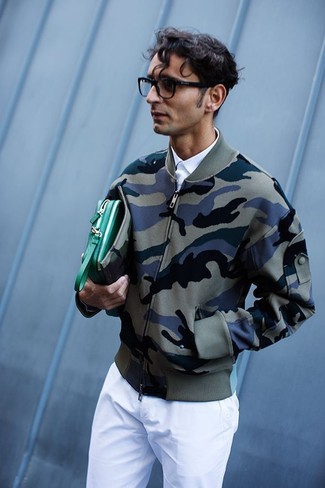 С чем носить зеленую сумку в 30 лет мужчине в теплую погоду: Оливковый бомбер с камуфляжным принтом и зеленая сумка — великолепная формула для воплощения привлекательного и удобного ансамбля.