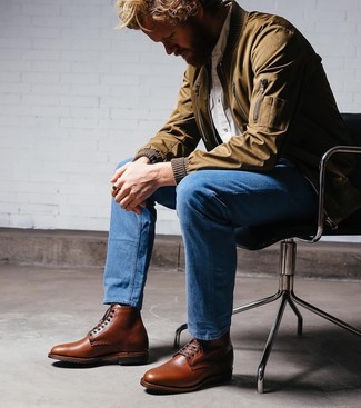 С чем носить коричневые кожаные классические ботинки в 30 лет мужчине в стиле смарт-кэжуал: Сочетание оливкового бомбера и синих джинсов без сомнений подчеркнет твою индивидуальность. Любители экспериментировать могут закончить лук коричневыми кожаными классическими ботинками, тем самым добавив в него чуточку классики.