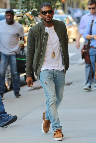 Как Usher носит Оливковый бомбер, Белая футболка с круглым вырезом, Голубые рваные джинсы, Светло-коричневые замшевые ботинки дезерты