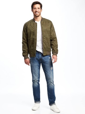 С чем носить темно-зеленую куртку в 30 лет мужчине весна в стиле кэжуал: Если ты любишь смотреться стильно, и при этом чувствовать себя комфортно и расслабленно, тебе стоит опробировать это сочетание темно-зеленой куртки и синих джинсов. Вкупе с этим образом выгодно будут смотреться белые кожаные низкие кеды. Когда зима сменяется более теплыми деньками, такой образ всегда в ходу у многих джентльменов.