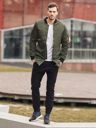 Какие джинсы носить с темно-зеленым бомбером в 30 лет мужчине: Темно-зеленый бомбер в паре с джинсами поможет подчеркнуть твой личный стиль и выделиться из серой массы. Поклонники смелых вариантов могут закончить образ черными кроссовками.