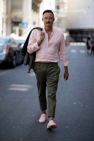 Какие классические брюки носить с розовой рубашкой с длинным рукавом мужчине весна: Для создания элегантного вечернего лука идеально подойдет розовая рубашка с длинным рукавом и классические брюки. Дополни образ розовыми кожаными низкими кедами, если боишься, что он получится слишком отполированным. Когда зимняя пора отступает и сменяется более теплыми деньками, нам, мужчинам, хочется выглядеть эффектно и привлекательно для дам. Подобное сочетание одежды уж точно поможет достичь желанной цели.
