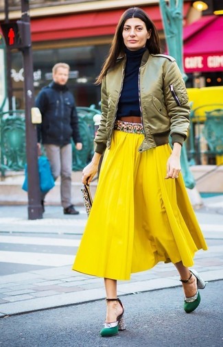 С чем носить желтую юбку в 30 лет: Оливковый бомбер и желтая юбка надежно закрепились в гардеробе многих модниц, помогая составлять сногсшибательные и стильные луки. Зеленые сатиновые туфли органично дополнят этот лук.
