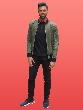С чем носить темно-зеленый бомбер мужчине: Сочетание темно-зеленого бомбера и черных джинсов без сомнений подчеркнет твой индивидуальный стиль. Создать стильный контраст с остальными составляющими этого ансамбля помогут черные кроссовки.