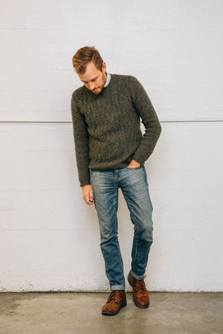 Какие вязаные свитера носить с темно-синими джинсами мужчине в теплую погоду: Примерь сочетание вязаного свитера и темно-синих джинсов, и ты получишь модный непринужденный мужской лук, который подойдет на каждый день. Этот образ получит новое прочтение в тандеме с коричневыми кожаными повседневными ботинками.