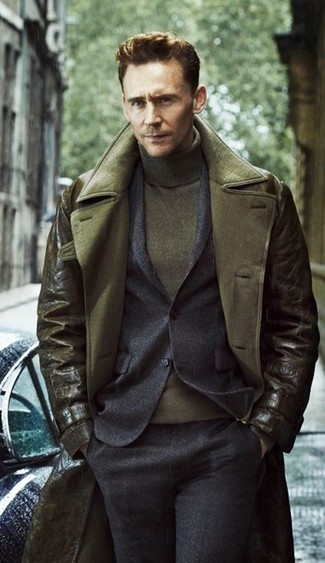 Как Tom Hiddleston носит Оливковый кожаный плащ, Темно-серый шерстяной костюм, Оливковая водолазка