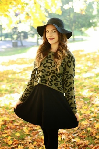 С чем носить черную шерстяную шляпу женщине осень: Оливковый короткий свитер с леопардовым принтом и черная шерстяная шляпа — превосходная формула для воплощения модного и практичного образа. Выйти на улицу в прохладный осенний день в таком луке будет определенно легче.