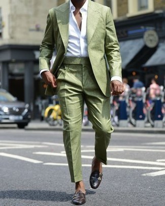 Какие монки носить с темно-зеленым костюмом: Сочетание темно-зеленого костюма и белой классической рубашки позволит создать незабываемый мужской образ. Любители рискованных сочетаний могут дополнить лук монками.