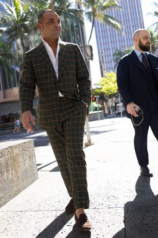 Какие классические брюки носить с оливковым пиджаком мужчине лето: Оливковый пиджак в паре с классическими брюками поможет создать стильный и в то же время элегантный лук. В тандеме с этим образом наиболее гармонично выглядят коричневые замшевые лоферы. Подобное сочетание одежды обеспечит тебе ощущение комфорта в жаркую погоду и удобство в ношении.